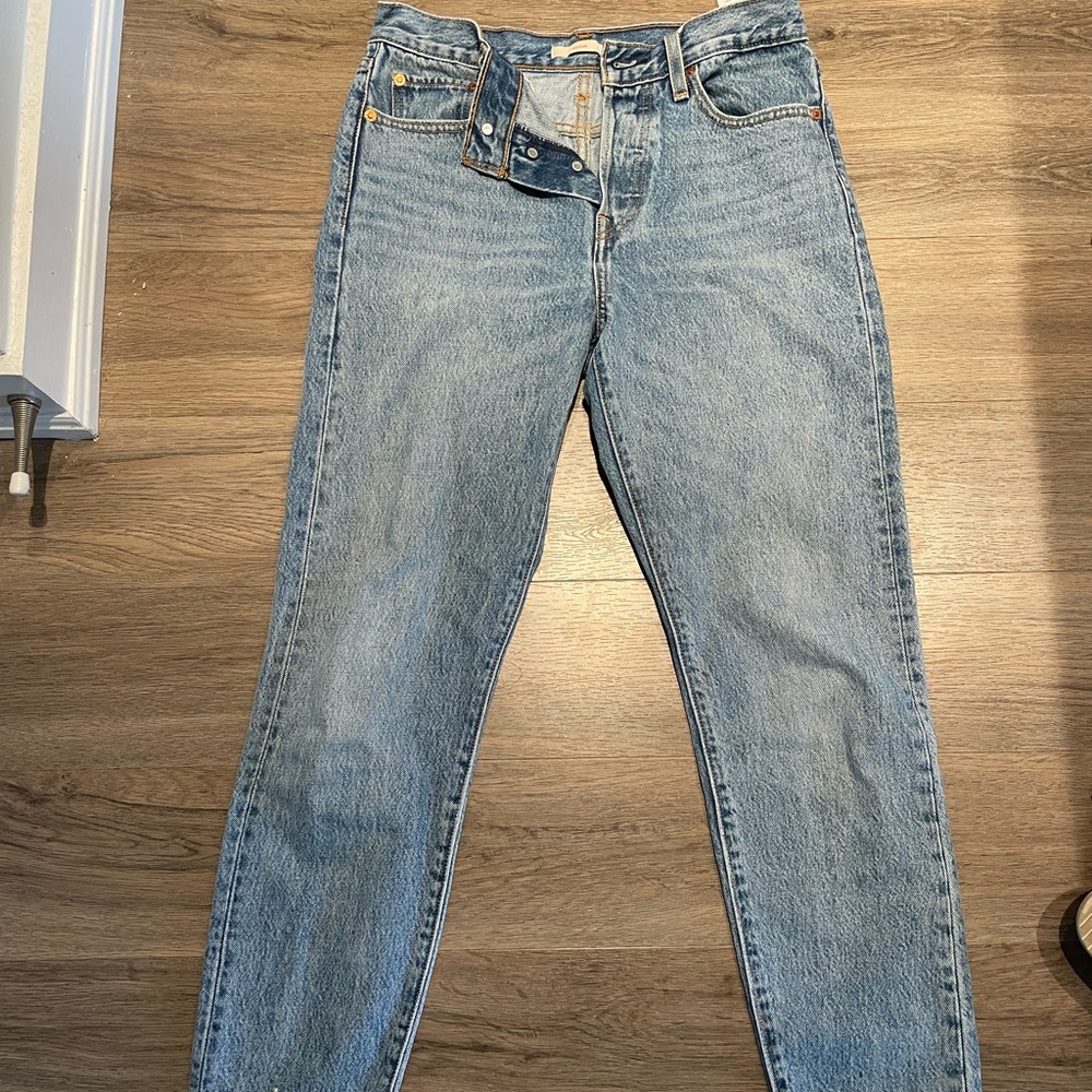 Wedgie Fit Levi’s - Picture 3 of 7
